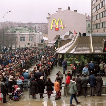 Vēsturiski kadri: Ļaužu pūlis pirms 30 gadiem Maskavā šturmē pirmo 'McDonald's' ēstuvi