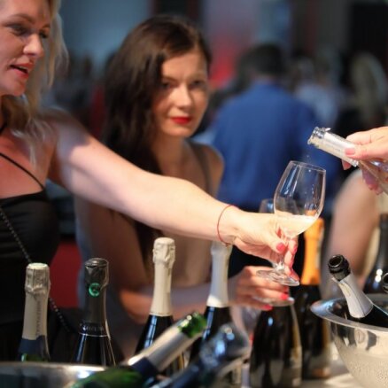 Foto: Šampanieša mīļotāji tiekas dzirkstošajā Burbuļu parādē