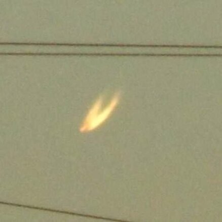 Foto: Kauguru debesīs novērots dīvains lidojošs objekts
