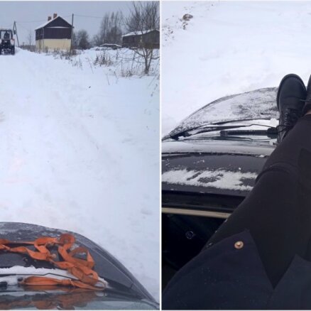 Foto: Sniega dēļ Medņevā no auto var izkļūt tikai caur lūku