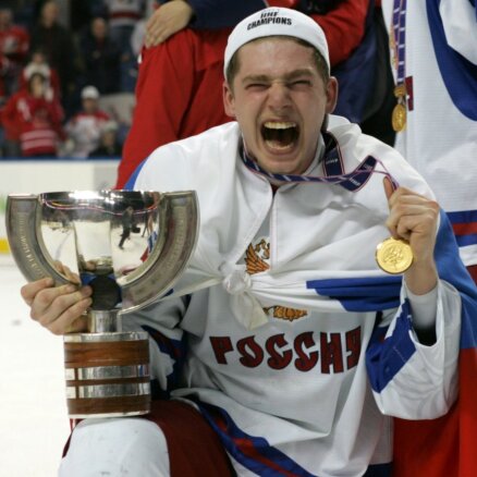 Krievijas U -20  izlases hokejisti  vētraini svinējuši panākumu