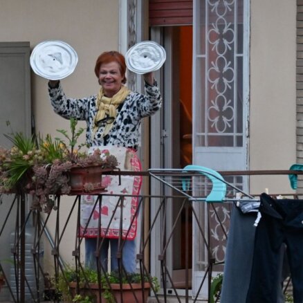 Aculiecinieku video: Karantīna pārtop koncertā namu balkonos Itālijā