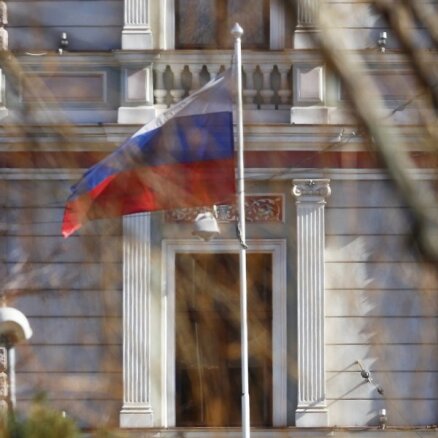 Полиция больше не будет охранять консульства России в Латвии