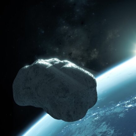 Varbūtība sadursmei – 1 pret 600. Jaunatklāts asteroīds nākotnē lidos tuvu garām Zemei