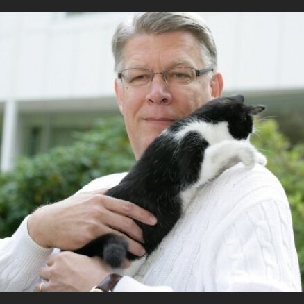Prezidents  iepazīstina  ar  kaķi  Čārliju  Zatleru