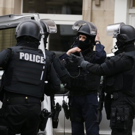 Francijas varasiestādes saistībā ar policistes nogalināšanu aizturējušas piecus cilvēkus