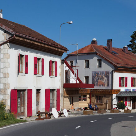 ФОТО. Голова в Швейцарии, ноги во Франции: необычный отель, в котором можно спать сразу в двух странах
