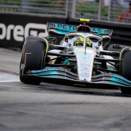 'Mercedes' un 'Ferrari' piloti ātrākie Singapūras 'Grand Prix' pirmajos divos treniņos