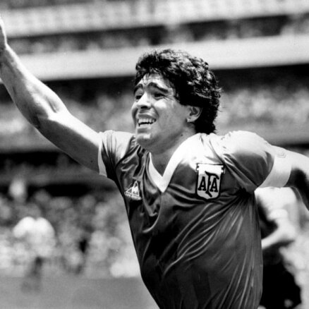 60 gadu vecumā mūžībā aizgājis leģendārais Maradona