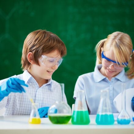 ES mājā norisināsies bezmaksas 'Zinoo' fizikas un ķīmijas nodarbību cikls bērniem