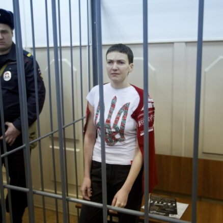 Krievijā apcietinātajai Ukrainas pilotei Savčenko var piespriest līdz 25 gadiem cietumā