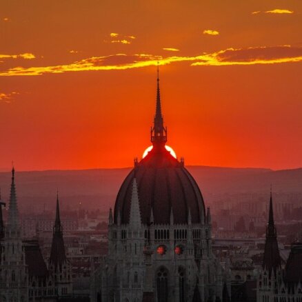 Foto: Kvēlojošs saullēkts un saulriets pār ugunīgo Budapeštu