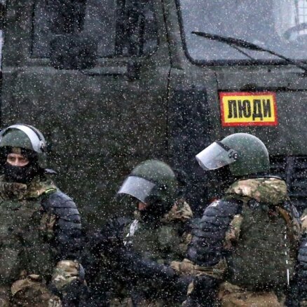 Krievijas karaspēks Baltkrievijā vai apvērsums: Tihanovskas štābs modelē sešus scenārijus