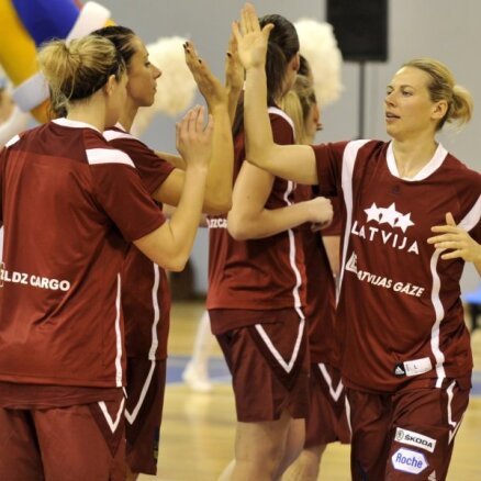 Latvijas basketbolistes pārbaudes turnīra pēdējā mačā pārliecinoši uzvar Slovākiju