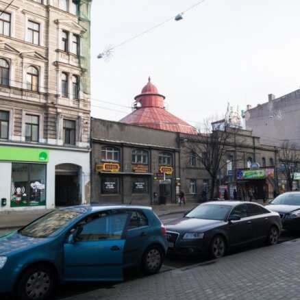 Rīgas satiksme не перенесет остановку возле опасной стены Рижского цирка