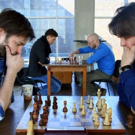 Foto: Teātru režisori un aktieri metas spraigā šaha cīņā