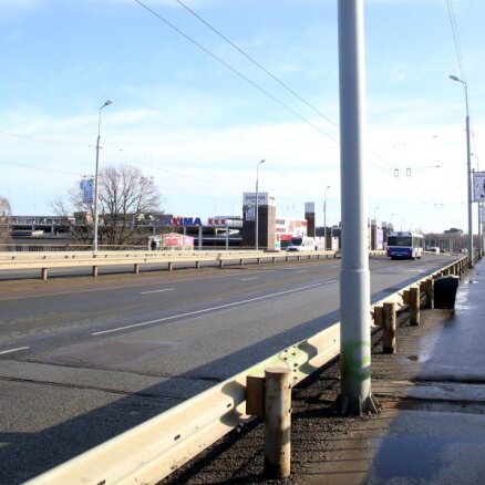 Atbalsta 28 zemesgabalu atsavināšanu metrobusa līnijas izbūvei Rīgā