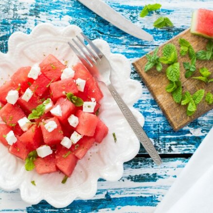 Ko pagatavot no brīvdienās neapēstā arbūza? 10 receptes taupīgajiem