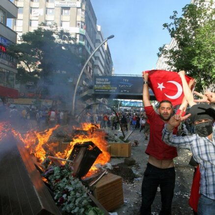 Протесты в Стамбуле возобновились: полиция применила газ и водометы