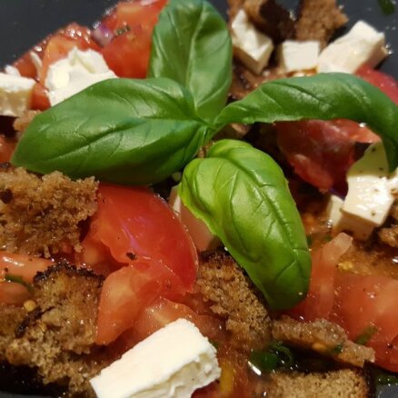 Tomātu un rupjmaizes salāti grieķu gaumē – dzimtas recepte