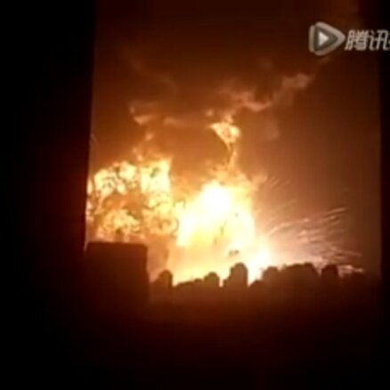 Šausminoši video: Ķīnas pilsētā eksplodējusi sprāgstvielu krava; septiņi cilvēki gājuši bojā