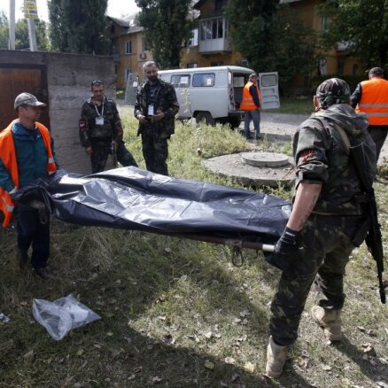 При обстреле Донецка снаряды попали в остановку и школу: 11 погибших