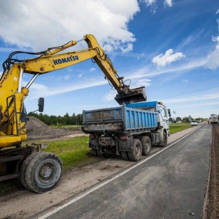 Visā Latvijā notiek plaši autoceļu būvdarbi; vērienīgi satiksmes ierobežojumi