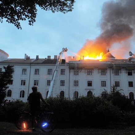 Пожар в Рижском замке: подозреваемых назовут в течение месяца