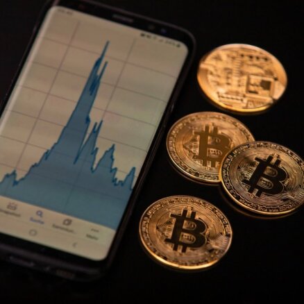 'Bitcoin' vērtība kopš novembra sarukusi par 40%