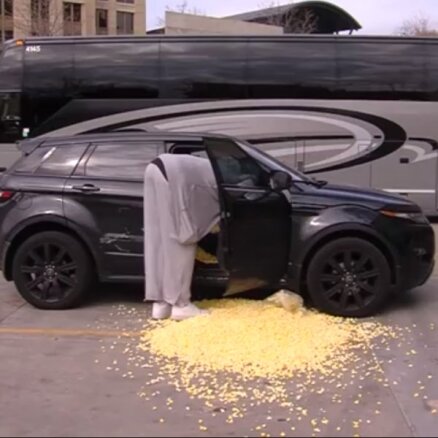 Video: Biedriņa komandas biedri debitantam pieber pilnu mašīnu ar popkornu