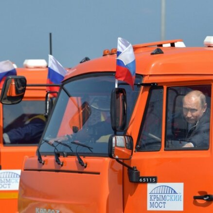 Video: Putins ar 'Kamaz' atklāj tiltu starp Krieviju un okupēto Krimas pussalu