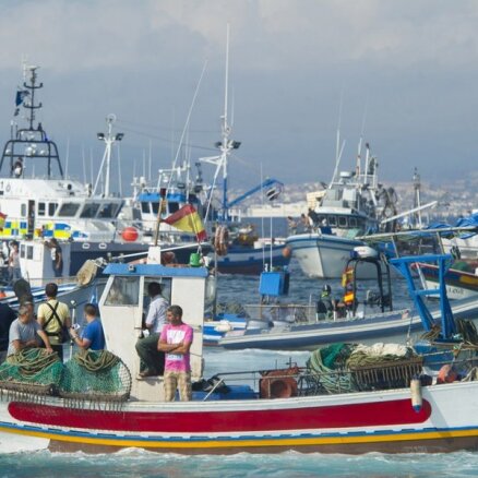Spāņi nepadodas britiem - ar zvejas kuģiem dodas uz Gibraltāru