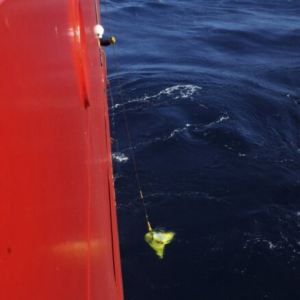 Malaizijas pazudušo lidmašīnu sāk meklēt zem ūdens