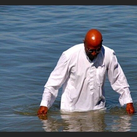 Gabonā mācītājs noslīcis, kā Jēzus staigājot pa ūdeni
