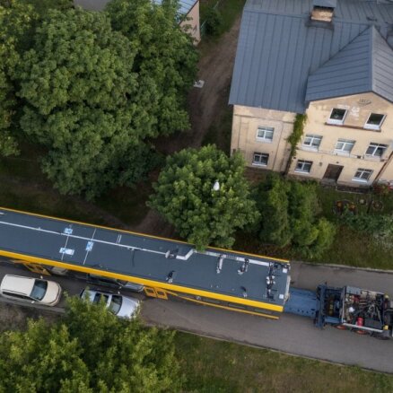 ФОТО: В Латвию доставлен первый состав нового электропоезда