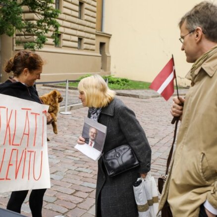 Video un foto: Pie Saeimas pulcējas daži Levita atbalstītāji