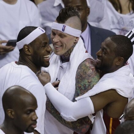 'Heat' uzvar izšķirošajā spēlē un trešo gadu pēc kārtas iekļūst NBA finālā