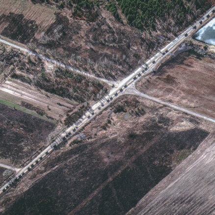 Kā 30 ukraiņi ar droniem un kvadricikliem apstādināja 64 kilometrus garo krievu kolonnu