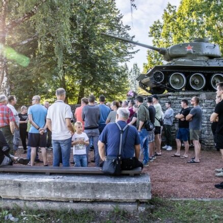 Из-за слухов о сносе десятки жителей Нарвы собрались у памятника советскому танку