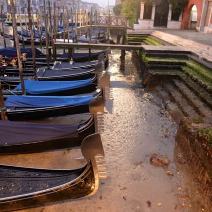 Foto: Venēcijas kanālos ūdens vietā redzami dubļi