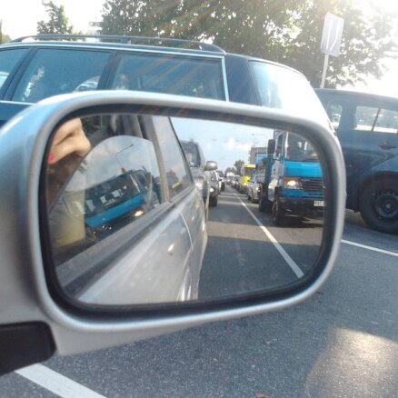 Rīgā kārtējie satiksmes sastrēgumi, vai arī tu sēdi 'korķī'? Sūti foto!