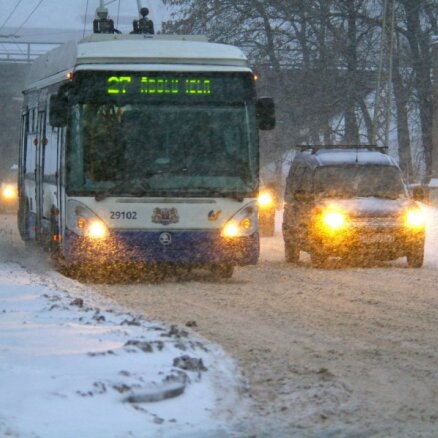 Pirmdienas rītā autobusi un trolejbusi Rīgā kavē līdz pat pusstundai