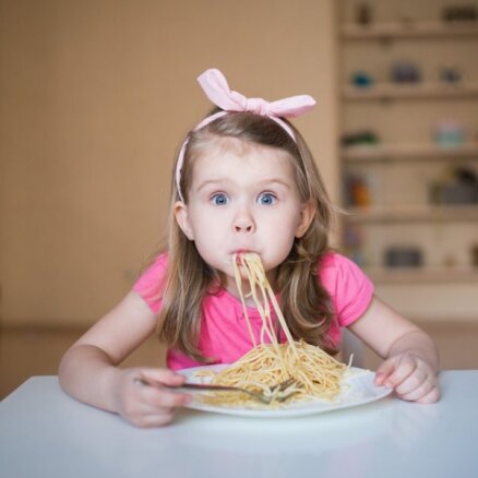 Septiņi 'droši' veidi, kā bērnam radīt ēšanas traucējumus