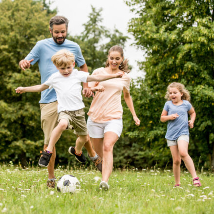 Psiholoģe: kopīgas ģimenes aktivitātes saliedē, stiprina un dara bērnus laimīgus