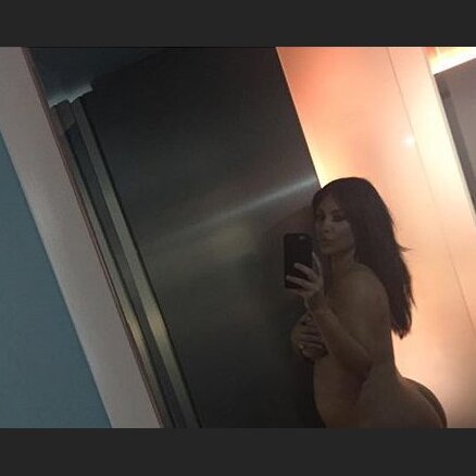 Kardašjanas atklātākais selfijs - stāvoklī pozē kaila