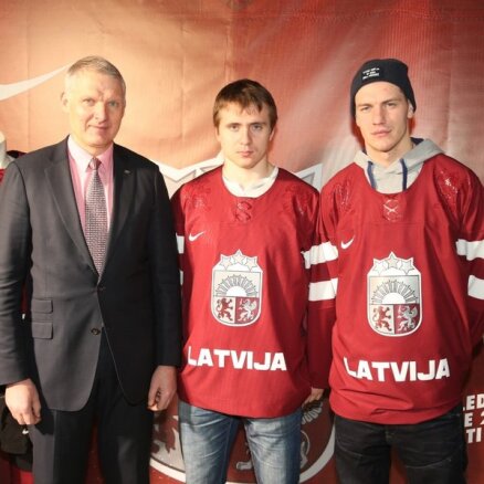 Foto: Hokejisti demonstrē Latvijas izlases formas Soču Olimpiādei