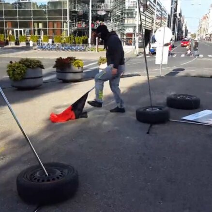 В Риге разрушили выставку "Люди Майдана" и порвали флаг "Правого сектора"