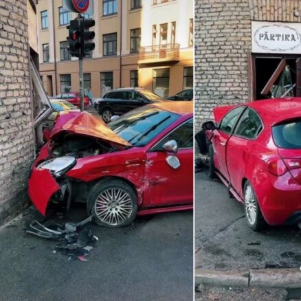 Foto: Pēc sadursmes krustojumā Rīgā auto taranē pārtikas veikala durvis
