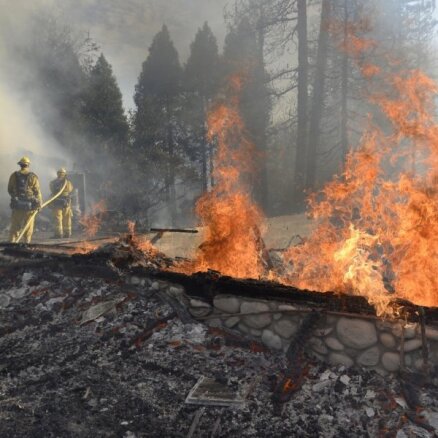 Savvaļas ugunsgrēkos Kalifornijā dzīvību zaudējuši desmit cilvēki