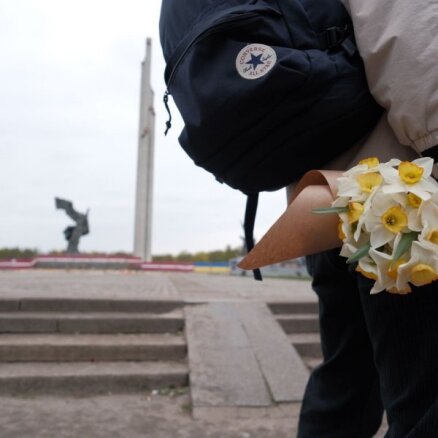 10 мая: Рукс утверждает, что полиция не требовала убирать цветы. Ланге: план был согласован с полицией